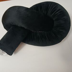 Black Knot Pillow – Modern Decorative Cushion